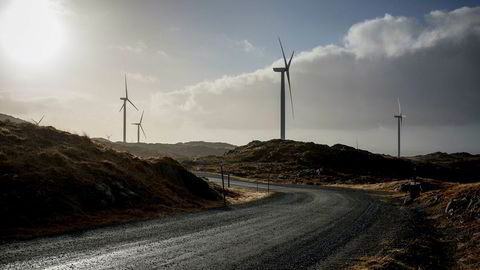 Havvind kan på sikt erstatte fossile brensler, mener innleggsforfatterne. Her fra den landbaserte vindparken Midtfjellet på Fitjar.