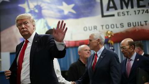 President Donald Trump foran visepresident Mike Pence og handelsminister Wilbur Ross under en tur til Harrisburg i Pennsylvania tidligere i år.