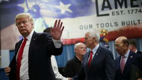 President Donald Trump foran visepresident Mike Pence og handelsminister Wilbur Ross under en tur til Harrisburg i Pennsylvania tidligere i år.