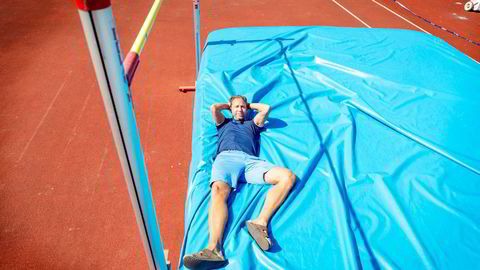 Steinar Hoen hviler foreløpig trygt på tjukkasen under listen som ligger på 2,37 – én centimeter over hans 21 år gamle norske rekord i høyde.
