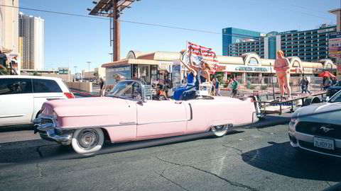 «Elvis» kjører en rosa Cadillac, i baksetet to missedronninger og en naken trump på lasteplanet, fra The Strip i Las Vegas. Foto: Johannes Worsøe Berg