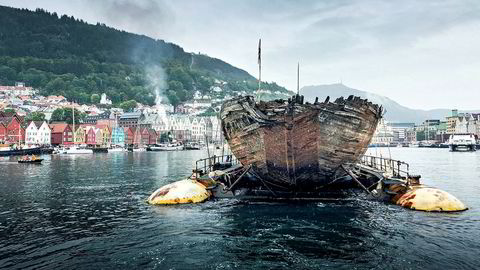 Roald Amundsens polarskute "Maud" vises frem i Bergen. Den er slept fra Grønland til Vollen i Asker.