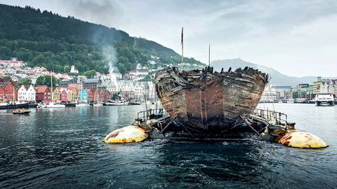 Roald Amundsens polarskute "Maud" vises frem i Bergen. Den er slept fra Grønland til Vollen i Asker.