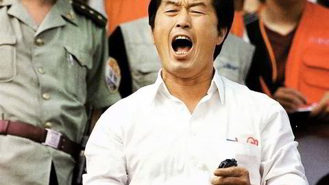 Stoppeklokkesyndromet. Den eksentriske kinesiske treneren Ma Junren holder tiden i begge hender under et treningsstevne i Jinzhou sommeren 2000, like før seks av hans utøvere ble fersket i en dopingtest under OL i Sydney. Dette skulle altså bli en av hans siste skrik til allmennheten. Foto: AFP / Sportasia / NTB Scanpix