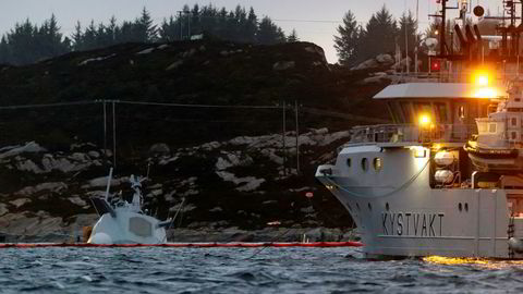 Det pågår kontinuerlig arbeid rundt den havarerte fregatten KNM Helge Ingstad. Havaristen er så vidt synlig over vannskorpen etter at skipet sank ytterligere tirsdag.