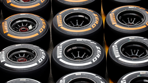 DEKK: Kina kjøper 26,2 prosent av dekkprodusenten Pirelli, og vil legge inn bud på resten av selskapet. På bildet ligger Pirelli-dekk i paddocken før Italias F1 Grand prix i september 2014. Foto: Max Rossi/Reuters/NTB scanpix