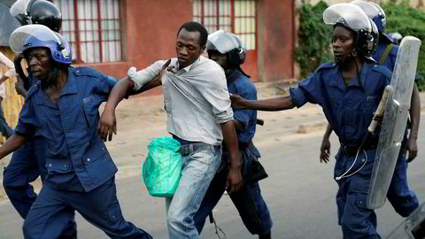 Sikkerhetsstyrkene i Burundi pågriper en mann. Landet har fått kritikk fra FN for menneskerettighetssituasjonen. Nå ber de organisasjonen stenge et kontor i landet.