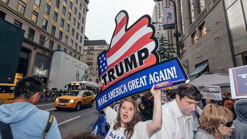 Anna Burke heier fremdeles på Trump. Dagen etter skandalvideo avsløring viser hun sin støtte til presidentkandidaten utenfor Trump Towers på Manhattan. Foto: Johannes Worsøe Berg