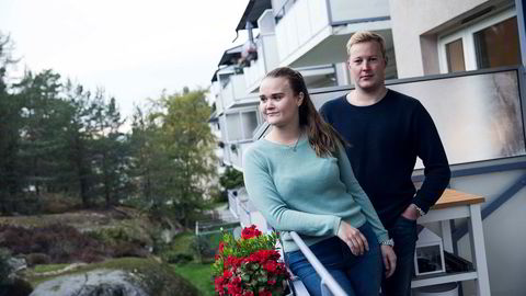 Stine Høgli (23) og Magnus Christensen (25) har kjøpt leilighet for første gang. Nå får de snart oppleve sin aller første renteoppgang.