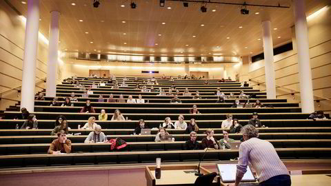 Halvparten av studentene ved Universitetet i Oslo får pengehjelp av foreldrene. Bildet fra en forelesning på Blindern.
