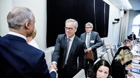 Norges Bank-sjef Øystein Olsen ser ikke behov for et eget oljefondsstyre. Her hilser han på finanskomiteens leder Hans Olav Syversen (KrF), som er uenig. Foto: Fredrik Bjerknes