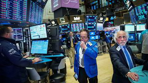 Wall Street gikk på en ny smell mandag. Her står tradere på gulvet på børsen i New York.