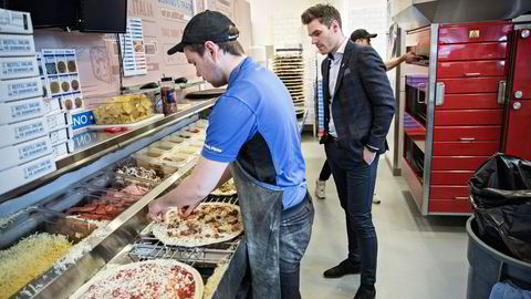Administrerende direktør Magnus Haflidason (til høyre) selger over 1500 pizzaer i uken på Majorstuen i Oslo. Omsetningen er doblet så langt i år. Her sammen pizzabaker Christer Pettersen. Foto: Aleksander Nordahl