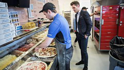 Administrerende direktør Magnus Haflidason (til høyre) selger over 1500 pizzaer i uken på Majorstuen i Oslo. Omsetningen er doblet så langt i år. Her sammen pizzabaker Christer Pettersen. Foto: Aleksander Nordahl