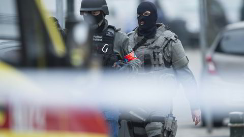 Politi og spesialstyrker ble beskutt i Brussel tirsdag. Foto:  Laurie Dieffembacq/AFP/NTB SCANPIX