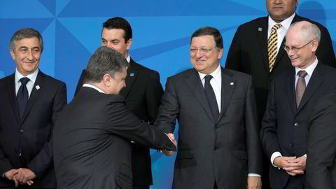 ENIGE. EU-president Herman Van Pompuy (til høyre) og EU-kommisjonens leder Manuel Barroso, som her hilser på Ukrainas president Peto Porosjenko, varsler nye sanksjoner mot Russland. Foto: AP Photo
