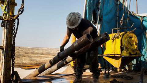 En oljearbeider forbereder løft av oljebor på Endeavor-feltet ved Permian-bassenget i Texas. Foto: Brittany Sowacke/