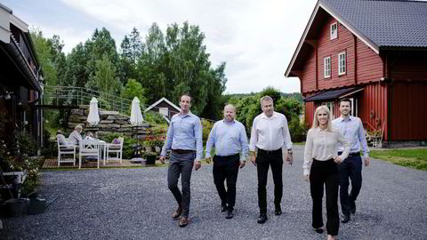 Fra en låve på Kolbotn utvikler Skye Consulting blant annet blokkjede for fiskeoppdrettsnæringen. Nå er it-selskapet kjøpt opp av EY. Fra venstre programansvarlig Kristoffer Engh, løsningsarkitekt Pål Christian Nilsen, administrerende direktør Lars Torp, applikasjonskonsulent Linn Marie Tønnesen Hansen og Haakon Bekkestad i Skye Consulting.