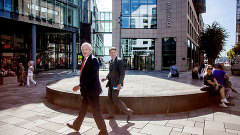 Bjørn Kjos (fra venstre) varslet torsdag at han går av som toppsjef og har allerede overlatt roret til Geir Karlsen – som er visekonsernsjef og finansdirektør. Kjos ville egentlig gå av for ett år siden, men planene ble utsatt i ett år.