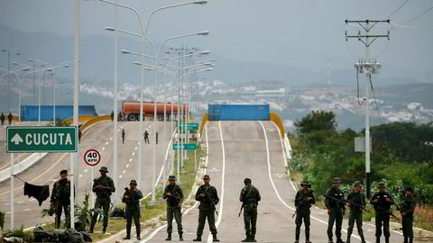 Det er fare for sammenstøt på grensen mellom Colombia og Venezuela lørdag, når opposisjonen vil prøve å få nødhjelp inn i landet. President Nicolás Maduros regime har stengt grensebroen ved byen Cucuta med store containere.