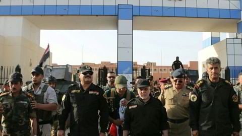 Iraks statsminister Haider al-Abadi under et besøk i Falluja i slutten av juni. Foto: Den irakiske statsministerens kontor / Reuters / NTB scanpix