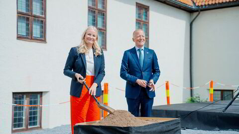 Statsbyggs administrerende direktør Harald Nikolaisen legger ned grunnsteinen til det nye Vikingtidsmuseet på Bygdøy sammen med kronprinsesse Mette-Marit.