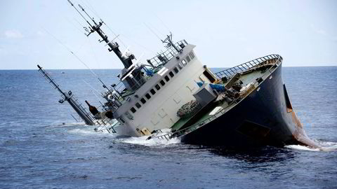 6. april i år sank tråleren «Thunder» utenfor kysten av Sao Tome og Principe, vel 250 kilometer fra det afrikanske fastlandet. Foto: Simon Ager / Sea Shepherd Global