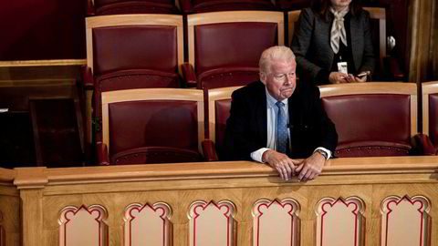 Carl I. Hagen får fredag vite om Nobeldrømmen går i oppfyllelse. Vararepresentanten fra Oslo var til stede i diplomatlosjen da Stortinget diskuterte forslaget om at han og andre vararepresentanter ikke kan sitte i Nobelkomiteen.