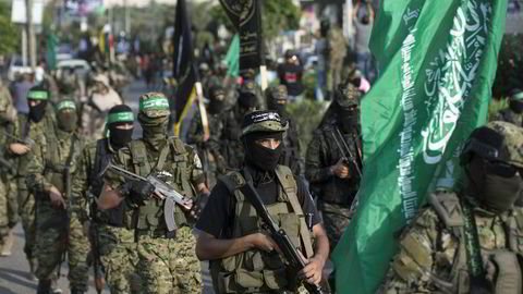 Palestinske militante fra Ezzedine al-Qassam-brigaeden, den væpnede delen av Hamas, marsjerer under en militærparade mot Israel i Gaza by tirsdag denne uken. AFP PHOTO / MAHMUD HAMS