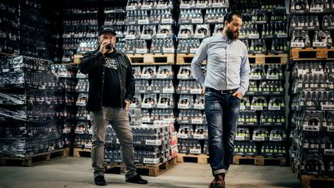 Daglig leder i Lervig Aktiebryggeri as Anders Kleinstrup (til høyre) og bryggerimester Mike Murphy mener produktene deres allerede er blitt gamle når de ankommer hyllene på Vinmonopolet.