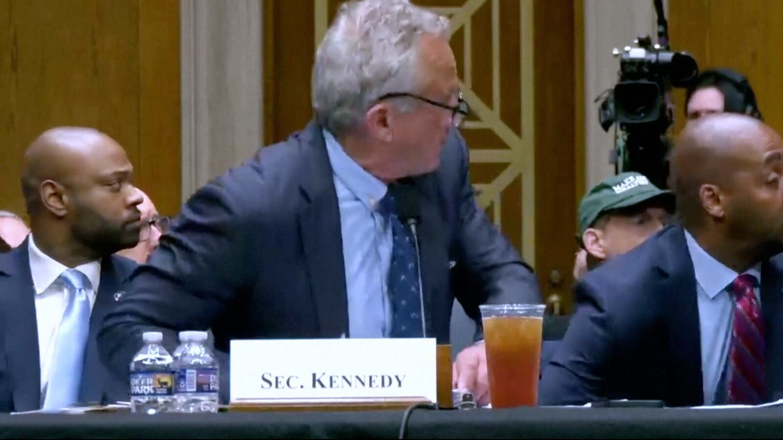 Her skvetter RFK jr. til – Ben & Jerry's-gründer fjernet fra høringen