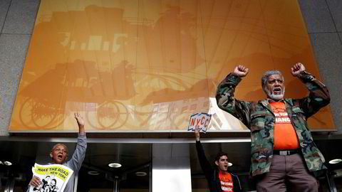 Storbanken Wells Fargo er i hardt vær. Bildet viser demonstranter på vei ut fra bankens hovedkontor i forrige uke. Foto: Brendan McDermid/Reuters/NTB scanpix