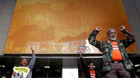 Storbanken Wells Fargo er i hardt vær. Bildet viser demonstranter på vei ut fra bankens hovedkontor i forrige uke. Foto: Brendan McDermid/Reuters/NTB scanpix