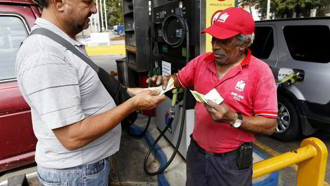 I Venezuela er subsidiene til bensin og strøm en større budsjettpost enn utdannelse og helsetjenester. Foto: Marco Bello/AP/NTB Scanpix