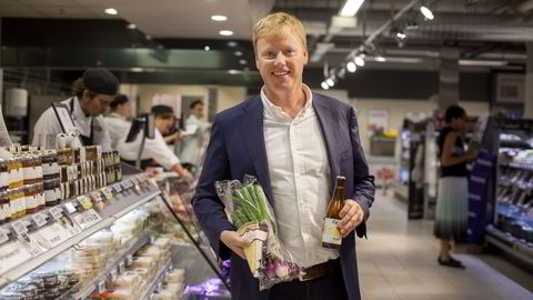 Meny-sjef Vegard Kjuus har 2300 lokalmatprodukter i sine butikker.
                  Foto: