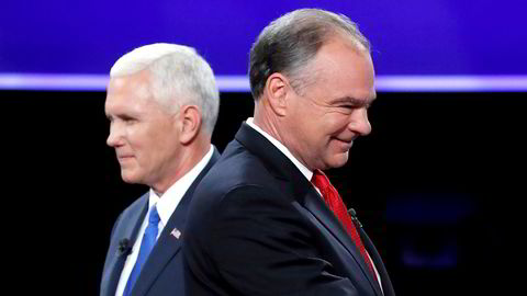 Demokraten Tim Kaine (til høyre) og den republikanske visepresidentkandidaten Mike Pence braket sammen i den første og eneste direktesendte tv-debatten mellom dem. Foto: Kevin Lamarquet/Reuters/NTB scanpix