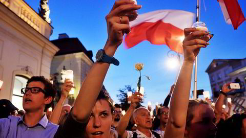 Polakker samles for å protestere mot juridiske reformer i landet.