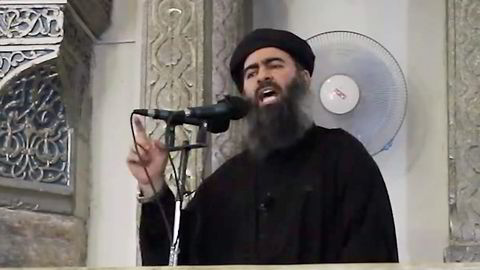 STANSER IKKE. Abu Bakr al-Baghdadi, lederen for jihadistene i IS, da han talte i stormoskeen i Mosul i juli i år. 
                    Foto: AP/NTB Scanpix