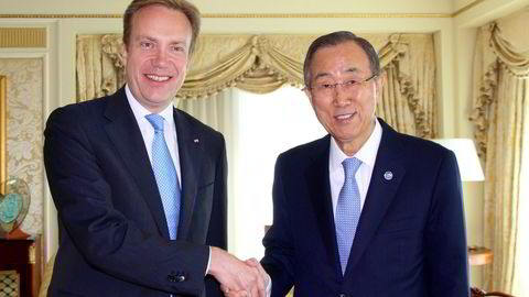 INTENSE SAMTALER: Utenriksminister Børge Brende møter FNs generalsekretær Ban Ki-Moon,under et besøk i Qatars hovedstad Doha mandag. Foto: Utenriksdepartementet Kristin Enstad /