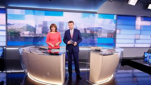 Dagsrevyen har fått nytt studio og NRK har fått ny profil. Men det trekker ikke seere under 40 år. På bildet er Ingvild Bryn og Jon Gelius ferdig med sending. Foto: Terje Pedersen /