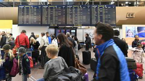 Reisende til USA fra Arlanda i Stockholm kan senest fra 2018 gjøre unna alle innreisekontroller før de drar. Bildet viser reisende på Arlanda i forbindelse med pilotstreiken i juni. Foto: Mikael Fritzon/Afp Photo/TT News/NTB scanpix