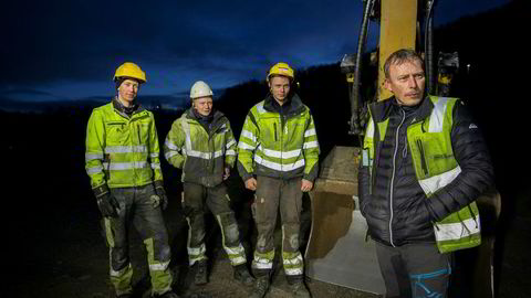 Daglig leder Arvid Thomassen i Arvid Thomassen Graveservice as (til høyre) er årets gasellevinner i Finnmark. Her har han satt sønnene Kenneth Thomassen (19) (fra venstre), Svein Arvid Thomassen (23) og Hans Thomassen (21) i sving med å lage ny rasteplass langs E6 i Kåfjorden, Finnmark.