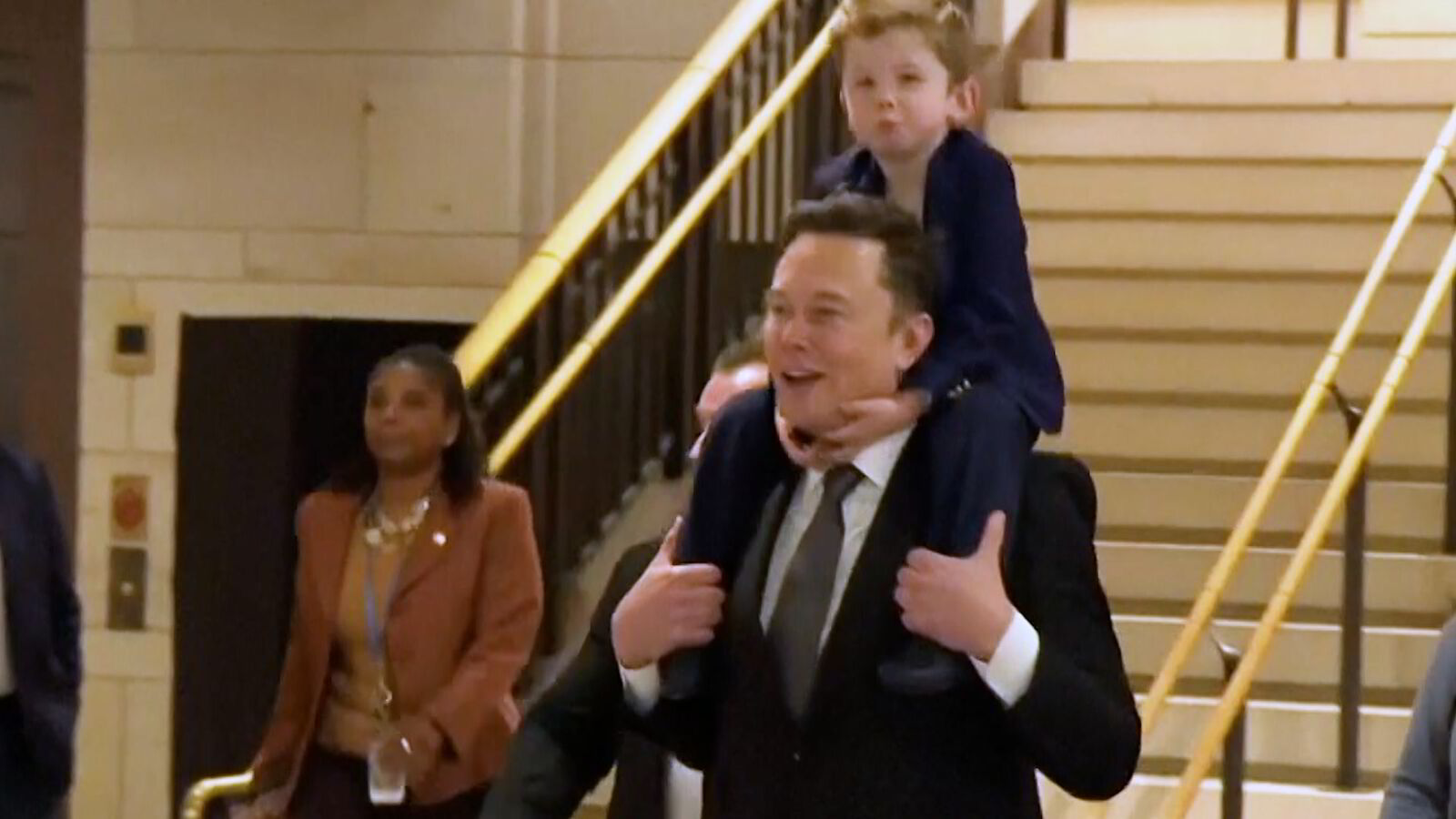Elon Musk kom på kutt-møte med sønnen på skuldrene
