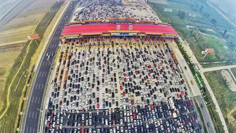 Flere kinesiske storbyer sliter med endeløse bilkøer. Men de verste køene oppstår når kinesere skal til og fra ferie og må passere tollstasjoner. Som på bildet fra oktober ifjor. Foto: China Daily