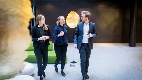 Hans Henrik Urdahl søkte ikke jobber i det offentlige da han jaktet sin første jobb etter NTNU-studiene. Her er han med PA Consulting-kollegene og økonomene Ømjer Gehrken Hjeltnes og Julie Wanderås Tronstad.