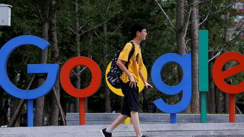 En mann går forbi Googles kontorer i Beijing. Nå protesterer ansatte i Google mot en sensurtilpasset versjon av søkemotoren.