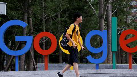 En mann går forbi Googles kontorer i Beijing. Nå protesterer ansatte i Google mot en sensurtilpasset versjon av søkemotoren.
