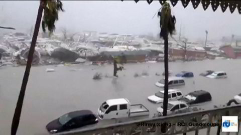 Irma forsårsaker enorme skader på sin vei. Bildet er fra Guadeloupe på øya Saint-Martin, og er et stiollbilde fra en video som ble publisert i natt.