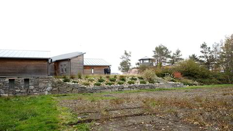 Hanne Madsen er tiltalt for ulovlige inngrep og ulovlig bygging på denne eiendommen på Hesnes utenfor Grimstad. Torsdag var retten på befaring.