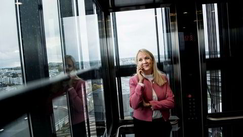 Hotelldirektør Ulrika Larsson sammenligner hotellmarkedet i Stavanger siden oljeprisfallet i 2014 med en berg-og-dalbanetur i det hun tar heisen opp til 21. etasje på Scandic Forum i Stavanger.